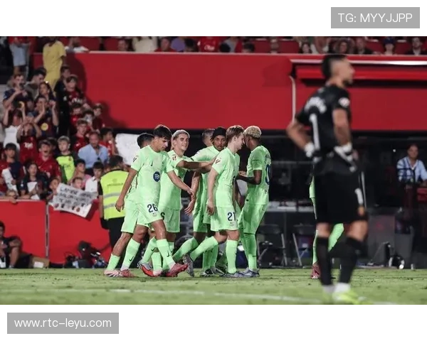 西甲球员静立抗议转播画面被切,舆论关注劳工权益 西甲球员静立抗议转播画面被切,舆论关注劳工权益