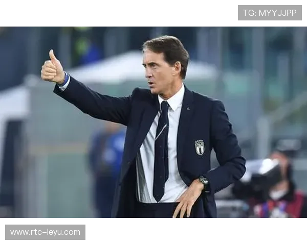 罗马球员曼奇尼受伤接受治疗,防守体系临场调整 罗马球员曼奇尼受伤接受治疗,防守体系临场调整